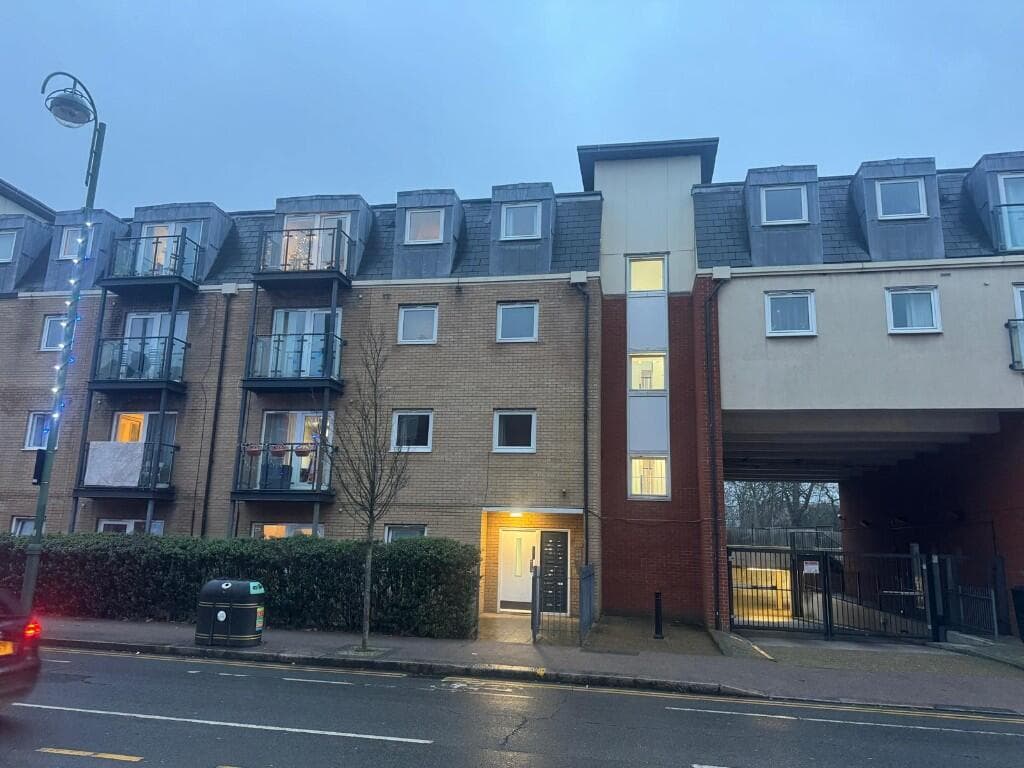 2 Bedroom flat for sale in High Road Leytonstone, photo 1