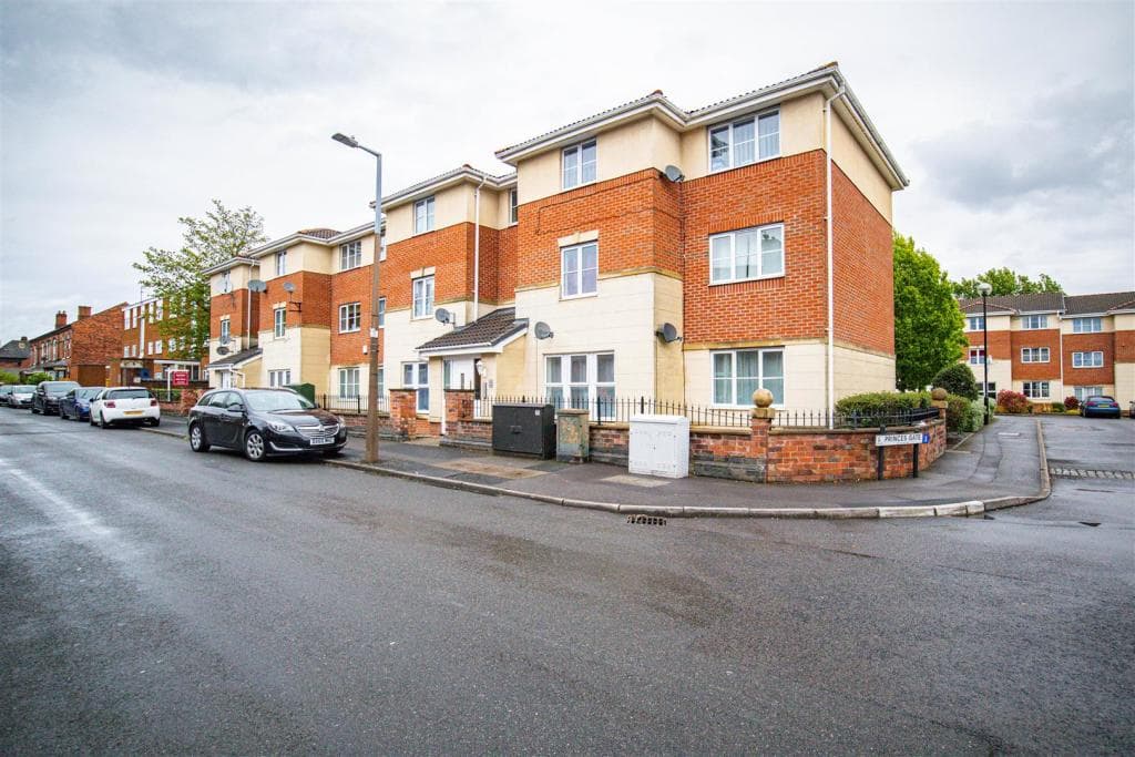 Two-bedroom flat for sale at Princes Gate, West Bromwich, photo 1